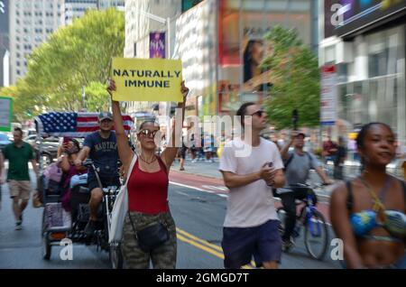 New York, Usa. September 2021. Während der „World Wide Rally for Freedom“ am 18. September 2021 wird ein Teilnehmer mit einem Anti-Covid-19-Impfbanner gesehen. (Foto von Ryan Rahman/Pacific Press) Quelle: Pacific Press Media Production Corp./Alamy Live News Stockfoto