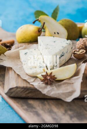 Gorgonzola Picant Italienischer Blauschimmelkäse, hergestellt aus nicht entrahmter Kuhmilch in Norditalien. Stück Blauschimmelkäse danablu, roquefort mit Birne und Stockfoto