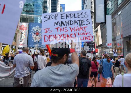 New York, Usa. September 2021. Während der „World Wide Rally for Freedom“ am 18. September 2021 wird ein Teilnehmer mit einem Anti-Covid-19-Impfbanner gesehen. (Foto von Ryan Rahman/Pacific Press) Quelle: Pacific Press Media Production Corp./Alamy Live News Stockfoto