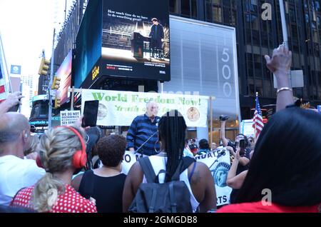 New York, Usa. September 2021. Ein Teilnehmer spricht während der „World Wide Rally for Freedom“ am 18. September 2021. (Foto von Ryan Rahman/Pacific Press) Quelle: Pacific Press Media Production Corp./Alamy Live News Stockfoto