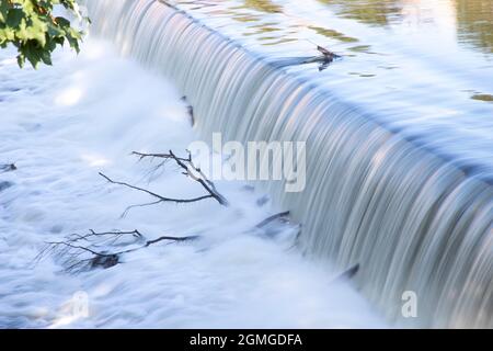 Künstlichen Wasserfall auf einem Fluss Stockfoto