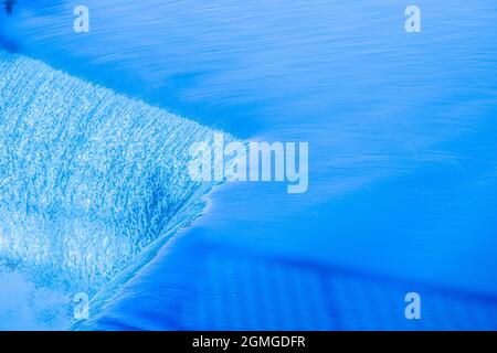 Künstlichen Wasserfall auf einem Fluss Stockfoto