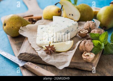 Gorgonzola Picant Italienischer Blauschimmelkäse, hergestellt aus nicht entrahmter Kuhmilch in Norditalien. Stück Blauschimmelkäse danablu, roquefort mit Birne und Stockfoto