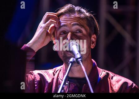 Jamel, Deutschland. September 2021. Der Musiker Danger Dan singt beim Konzert 'Jamel rockt den Förster' im kleinen Dorf Jamel bei Wismar. Das landesweit bekannte Fest ist ein Zeichen des Engagements der Zivilgesellschaft gegen die starke Neonazi-Szene im Dorf. Quelle: Jens Büttner/dpa-Zentralbild/dpa/Alamy Live News Stockfoto