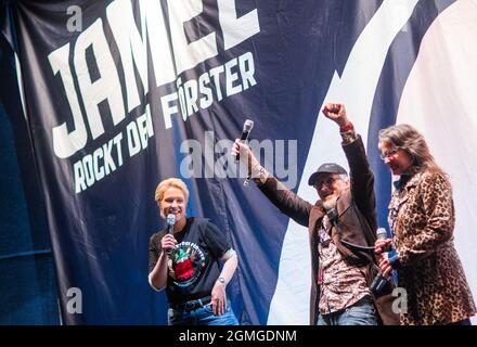 Jamel, Deutschland. September 2021. Manuela Schwesig (l, SPD), die Ministerpräsidentin von Mecklenburg-Vorpommern, steht mit den Organisatoren des Festivals, Horst Lohmeyer und Birgits Lohmeyer, beim Konzert „Jamel rockt den Forester“ im kleinen Dorf Jamel bei Wismar. Das landesweit bekannte Fest ist ein Zeichen des Engagements der Zivilgesellschaft gegen die starke Neonazi-Szene im Dorf. Quelle: Jens Büttner/dpa-Zentralbild/dpa/Alamy Live News Stockfoto