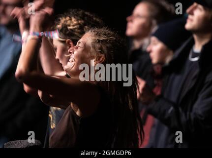 Jamel, Deutschland. September 2021. Musikfans tanzen beim Konzert 'Jamel rockt den Förster' im kleinen Dorf Jamel bei Wismar. Das landesweit bekannte Fest ist ein Zeichen des Engagements der Zivilgesellschaft gegen die starke Neonazi-Szene im Dorf. Quelle: Jens Büttner/dpa-Zentralbild/dpa/Alamy Live News Stockfoto