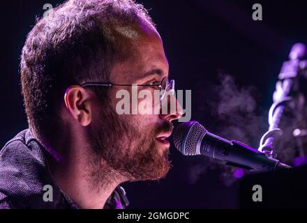 Jamel, Deutschland. September 2021. Starpianist Igor Levit spielt beim Konzert „Jamel rockt den Förster“ im kleinen Dorf Jamel bei Wismar. Das landesweit bekannte Fest ist ein Zeichen des Engagements der Zivilgesellschaft gegen die starke Neonazi-Szene im Dorf. Quelle: Jens Büttner/dpa-Zentralbild/dpa/Alamy Live News Stockfoto