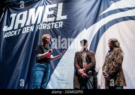 Jamel, Deutschland. September 2021. Manuela Schwesig (l, SPD), die Ministerpräsidentin von Mecklenburg-Vorpommern, steht mit den Organisatoren des Festivals, Horst Lohmeyer und Birgits Lohmeyer, beim Konzert „Jamel rockt den Forester“ im kleinen Dorf Jamel bei Wismar. Das landesweit bekannte Fest ist ein Zeichen des Engagements der Zivilgesellschaft gegen die starke Neonazi-Szene im Dorf. Quelle: Jens Büttner/dpa-Zentralbild/dpa/Alamy Live News Stockfoto