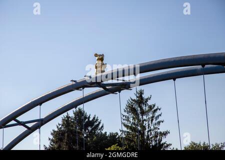 Hameln, Niedersachsen, Deutschland, 09 03 2021, pedastrische Brücke über die Weser mit goldener Ratte auf der Spitze Stockfoto