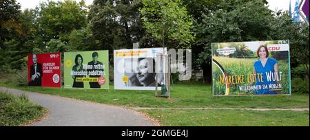 Hameln, NRW, Deutschland, 09 04 2021, Wahlplakate zur Bundestagswahl 2021, Liberale, CDU, Grüne und SPD Stockfoto