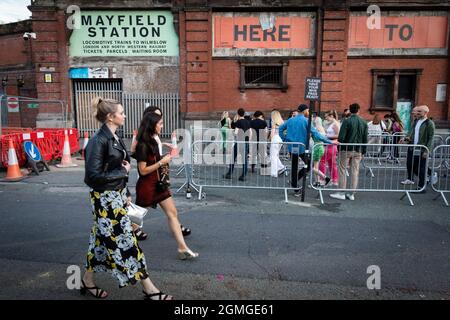 Manchester, Großbritannien. September 2021. Die Menschen kommen zum Repercussion Festival.ÊThe neue Tag- und Nachtveranstaltung sieht die weitere Regeneration von Mayfield vor, das mehr als fünf Bühnen beherbergt, darunter den legendären Star & Garter Pub. Kredit: Andy Barton/Alamy Live Nachrichten Stockfoto