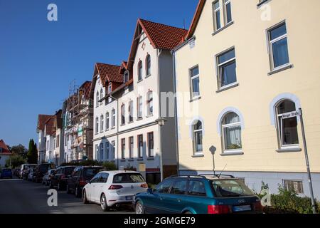 Hameln, NRW, Deutschland, 09 04 2021, Blick auf eine Wohnstraße, Autos werden in der Nähe des Bürgersteiges geparkt Stockfoto