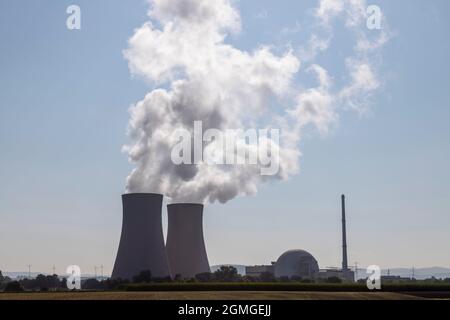 Emmerthal, Niedersachsen, Deutschland, 09 05 2021, Kernkraftwerk Grohnde und die Kühltürme Stockfoto