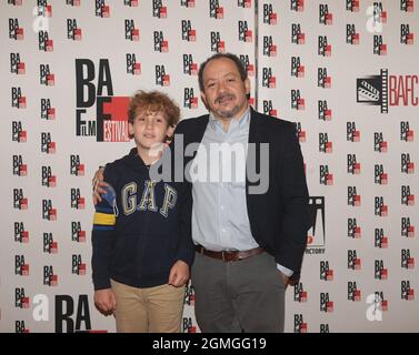 Busto Arsizio, Italien. September 2021. Busto Arsizio, Italien BAFF 2021 Steve della Casa interviewt den Schauspieler Massimo Ghini Dino Ceccuzzi Platinum Award für filmische Exzellenz. Alessandro Rossellini, Neffe des berühmten Regisseurs, wird die Vorführung des Dokufilms die Rossellinis vorstellen - Eine Familie, die alles ein Film ist, den er 2020 gedreht hat. Auf dem Foto: Alessandro Rossellini mit seinem Sohn Kredit: Independent Photo Agency/Alamy Live News Stockfoto