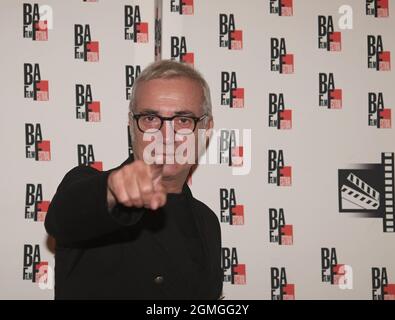 Busto Arsizio, Italien. September 2021. Busto Arsizio, Italien BAFF 2021 Steve della Casa interviewt den Schauspieler Massimo Ghini Dino Ceccuzzi Platinum Award für filmische Exzellenz. Alessandro Rossellini, Neffe des berühmten Regisseurs, wird die Vorführung des Dokufilms die Rossellinis vorstellen - Eine Familie, die alles ein Film ist, den er 2020 gedreht hat. Auf dem Foto: Kredit: Independent Photo Agency/Alamy Live News Stockfoto