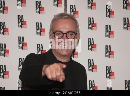 Busto Arsizio, Italien. September 2021. Busto Arsizio, Italien BAFF 2021 Steve della Casa interviewt den Schauspieler Massimo Ghini Dino Ceccuzzi Platinum Award für filmische Exzellenz. Alessandro Rossellini, Neffe des berühmten Regisseurs, wird die Vorführung des Dokufilms die Rossellinis vorstellen - Eine Familie, die alles ein Film ist, den er 2020 gedreht hat. Auf dem Foto: Kredit: Independent Photo Agency/Alamy Live News Stockfoto