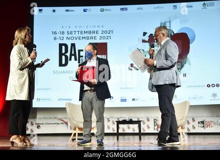 Busto Arsizio, Italien. September 2021. Busto Arsizio, Italien BAFF 2021 Steve della Casa interviewt den Schauspieler Massimo Ghini Dino Ceccuzzi Platinum Award für filmische Exzellenz. Alessandro Rossellini, Neffe des berühmten Regisseurs, wird die Vorführung des Dokufilms The Rossellinis vorstellen - Einer Familie, die ein ganzer Film ist, den er 2020 gedreht hat. Auf dem Foto: Alessandro Rossellini erhält den BAFF 2021 Award Quelle: Independent Photo Agency/Alamy Live News Stockfoto