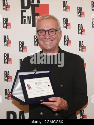 Busto Arsizio, Italien. September 2021. Busto Arsizio, Italien BAFF 2021 Steve della Casa interviewt den Schauspieler Massimo Ghini Dino Ceccuzzi Platinum Award für filmische Exzellenz. Alessandro Rossellini, Neffe des berühmten Regisseurs, wird die Vorführung des Dokufilms The Rossellinis vorstellen - Einer Familie, die ein ganzer Film ist, den er 2020 gedreht hat. Auf dem Foto: Massimo Ghini Dino Ceccuzzi Platinum Award für die kinematografische Exzellenz BAFF 2021 Kredit: Unabhängige Fotoagentur/Alamy Live News Stockfoto