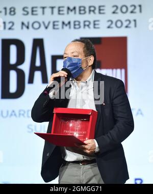 Busto Arsizio, Italien. September 2021. Busto Arsizio, Italien BAFF 2021 Steve della Casa interviewt den Schauspieler Massimo Ghini Dino Ceccuzzi Platinum Award für filmische Exzellenz. Alessandro Rossellini, Neffe des berühmten Regisseurs, wird die Vorführung des Dokufilms The Rossellinis vorstellen - Einer Familie, die ein ganzer Film ist, den er 2020 gedreht hat. Auf dem Foto: Alessandro Rossellini erhält den BAFF 2021 Award Quelle: Independent Photo Agency/Alamy Live News Stockfoto