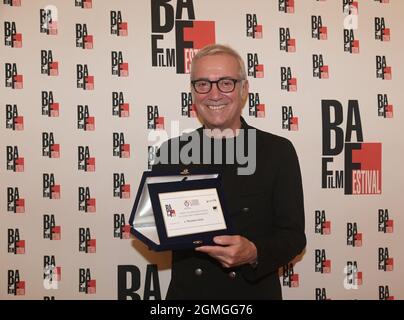 Busto Arsizio, Italien. September 2021. Busto Arsizio, Italien BAFF 2021 Steve della Casa interviewt den Schauspieler Massimo Ghini Dino Ceccuzzi Platinum Award für filmische Exzellenz. Alessandro Rossellini, Neffe des berühmten Regisseurs, wird die Vorführung des Dokufilms The Rossellinis vorstellen - Einer Familie, die ein ganzer Film ist, den er 2020 gedreht hat. Auf dem Foto: Massimo Ghini Dino Ceccuzzi Platinum Award für die kinematografische Exzellenz BAFF 2021 Kredit: Unabhängige Fotoagentur/Alamy Live News Stockfoto