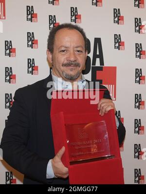 Busto Arsizio, Italien. September 2021. Busto Arsizio, Italien BAFF 2021 Steve della Casa interviewt den Schauspieler Massimo Ghini Dino Ceccuzzi Platinum Award für filmische Exzellenz. Alessandro Rossellini, Neffe des berühmten Regisseurs, wird die Vorführung des Dokufilms The Rossellinis vorstellen - Einer Familie, die ein ganzer Film ist, den er 2020 gedreht hat. Auf dem Foto: Alessandro Rossellini BAFF 2021 Preis Quelle: Independent Photo Agency/Alamy Live News Stockfoto