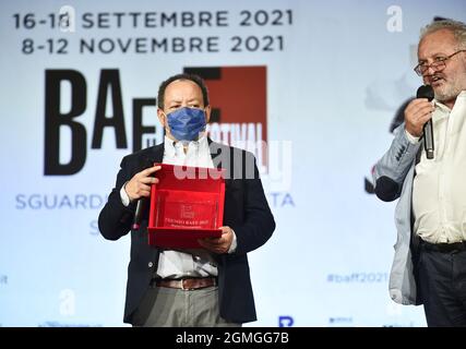 Busto Arsizio, Italien. September 2021. Busto Arsizio, Italien BAFF 2021 Steve della Casa interviewt den Schauspieler Massimo Ghini Dino Ceccuzzi Platinum Award für filmische Exzellenz. Alessandro Rossellini, Neffe des berühmten Regisseurs, wird die Vorführung des Dokufilms The Rossellinis vorstellen - Einer Familie, die ein ganzer Film ist, den er 2020 gedreht hat. Auf dem Foto: Alessandro Rossellini erhält den BAFF 2021 Award Quelle: Independent Photo Agency/Alamy Live News Stockfoto