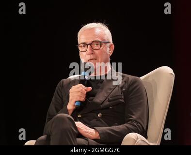 Busto Arsizio, Italien. September 2021. Busto Arsizio, Italien BAFF 2021 Steve della Casa interviewt den Schauspieler Massimo Ghini Dino Ceccuzzi Platinum Award für filmische Exzellenz. Alessandro Rossellini, Neffe des berühmten Regisseurs, wird die Vorführung des Dokufilms die Rossellinis vorstellen - Eine Familie, die alles ein Film ist, den er 2020 gedreht hat. Auf dem Foto: Massimo Ghini Kredit: Unabhängige Fotoagentur/Alamy Live News Stockfoto