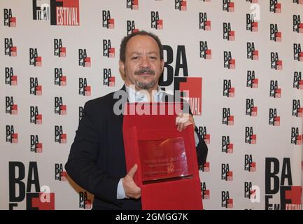 Busto Arsizio, Italien. September 2021. Busto Arsizio, Italien BAFF 2021 Steve della Casa interviewt den Schauspieler Massimo Ghini Dino Ceccuzzi Platinum Award für filmische Exzellenz. Alessandro Rossellini, Neffe des berühmten Regisseurs, wird die Vorführung des Dokufilms The Rossellinis vorstellen - Einer Familie, die ein ganzer Film ist, den er 2020 gedreht hat. Auf dem Foto: Alessandro Rossellini BAFF 2021 Preis Quelle: Independent Photo Agency/Alamy Live News Stockfoto