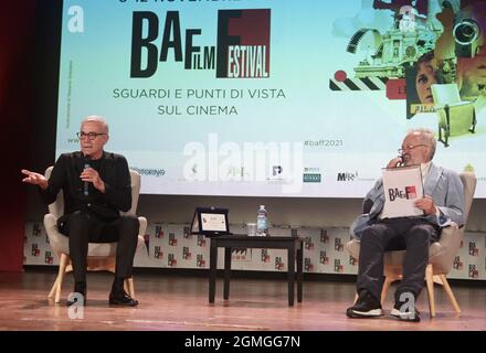 Busto Arsizio, Italien. September 2021. Busto Arsizio, Italien BAFF 2021 Steve della Casa interviewt den Schauspieler Massimo Ghini Dino Ceccuzzi Platinum Award für filmische Exzellenz. Alessandro Rossellini, Neffe des berühmten Regisseurs, wird die Vorführung des Dokufilms The Rossellinis vorstellen - Einer Familie, die ein ganzer Film ist, den er 2020 gedreht hat. Auf dem Foto: Massimo Ghini Steve della Casa künstlerischer Leiter BAFF Quelle: Independent Photo Agency/Alamy Live News Stockfoto