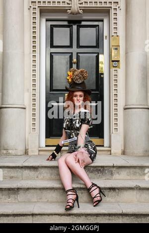 London, Großbritannien. 18. September 2021. Das Modell besucht eine Flash Mob Modenschau in Mayfair für den Designer Pierre Garroudi. LFW 2021. Quelle: Waldemar Sikora Stockfoto
