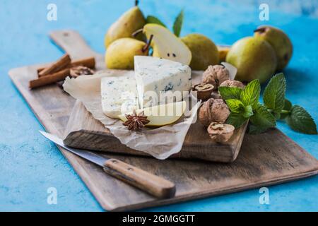 Gorgonzola Picant Italienischer Blauschimmelkäse, hergestellt aus nicht entrahmter Kuhmilch in Norditalien. Stück Blauschimmelkäse danablu, roquefort mit Birne und Stockfoto