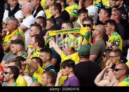 Norwich, Großbritannien. September 2021. Norwich-Fans während des Premier League-Spiels zwischen Norwich City und Watford in der Carrow Road am 18. September 2021 in Norwich, England. (Foto von Mick Kearns/phcimages.com) Credit: PHC Images/Alamy Live News Stockfoto