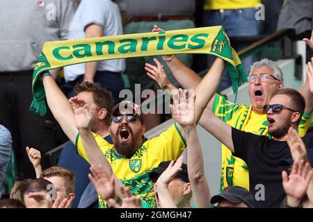 Norwich, Großbritannien. September 2021. Norwich-Fans während des Premier League-Spiels zwischen Norwich City und Watford in der Carrow Road am 18. September 2021 in Norwich, England. (Foto von Mick Kearns/phcimages.com) Credit: PHC Images/Alamy Live News Stockfoto