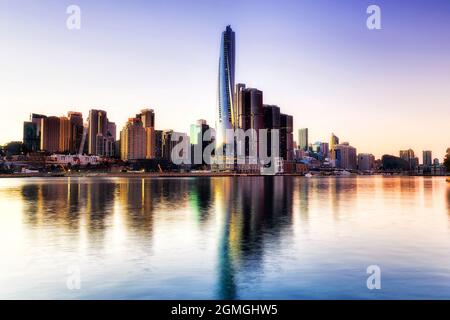 Farbenfrohe architektonische Skyline von City of Sydney CBD am Ufer rund um Barangaroo beim Sonnenaufgang über dem Hafen von Sydney. Stockfoto