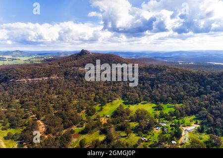 Pearsons Lookout auf dem Castlereagh Highway im Capertee Valley in NSW, Australien - malerische Luftlandschaft. Stockfoto