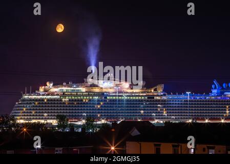 Regal Princess Cruises Kreuzfahrtschiff dockte am Southampton Mayflower Kreuzfahrtterminal in der Nacht im Jahr 2021, Southampton, Hampshire, England, Großbritannien Stockfoto