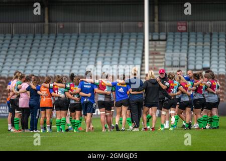 London, Großbritannien. September 2021. Harlekine huddeln nach dem Allianz Premier 15-Spiel zwischen Harlekins Women und Exeter Chiefs Women in Twickenham Stoop, London, England. Kredit: SPP Sport Pressefoto. /Alamy Live News Stockfoto