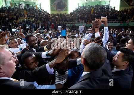 26. Juli 2015 „Geheimagenten mussten die Menge davon abhalten, sich vorwärts zu drängen, als der Präsident die Zuschauer nach seiner Rede in der Safaricom Indoor Arena in Nairobi, Kenia, begrüßte.“ (Offizielles Foto des Weißen Hauses von Pete Souza) Dieses offizielle Foto des Weißen Hauses wird nur zur Veröffentlichung durch Nachrichtenorganisationen und/oder zum persönlichen Druck durch die Betreffzeile(en) des Fotos zur Verfügung gestellt. Das Foto darf in keiner Weise manipuliert werden und darf nicht in kommerziellen oder politischen Materialien, Anzeigen, E-Mails, Produkten, Werbeaktionen verwendet werden, die in irgendeiner Weise eine Genehmigung oder einen Endor nahelegen Stockfoto