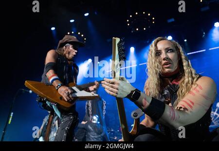 17. September 2021, Atlantic City, New Jersey, USA: NITA STRAUSS (rechts), Gesang, Rhythmus- und Leadgitarrist und Gitarrist RYAN ROXIE treten mit Alice Cooper auf. Nach fast 19 Monaten Off-Stage startete die Rock and Roll-Legende Alice Cooper, 73, seine Herbst 2021-Tour im Ocean Casino Resort in Atlantic City, New Jersey. (Bild: © Jim z. Rider/ZUMA Press Wire) Stockfoto