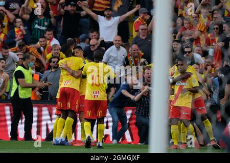 Lens, Hauts de France, Frankreich. 19. Sep, 2021. Freude des Lens-Teams nach dem Tor während der französischen Fußball-Meisterschaft Ligue 1 Uber isst RC Lens gegen Lille OSC im Felix Bollaert Delelis Stadion - Lens.Lens gewann 1:0 (Bildquelle: © Pierre Stevenin/ZUMA Press Wire) Stockfoto