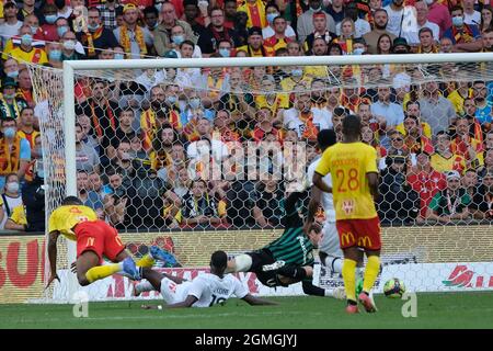 Lens, Hauts de France, Frankreich. September 2021. Torhüter von Lens JEAN LOUIS LECA in Aktion während der französischen Fußball-Meisterschaft Ligue 1 Uber isst RC Lens gegen Lille OSC im Felix Bollaert Delelis Stadion - Lens.Lens gewann 1:0 (Bildquelle: © Pierre Stevenin/ZUMA Press Wire) Stockfoto