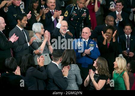 20. Januar 2015'vor kurzem aus dem Gefängnis in Kuba entlassen, pumpt Alan Gross seine Faust aus der Schachtel von First Lady Michelle Obama in die Luft, nachdem Präsident Obama ihn bei der Rede zur Lage der Union im US-Kapitol anerkannt hatte.' (Offizielles Foto des Weißen Hauses von Chuck Kennedy) Dieses offizielle Foto des Weißen Hauses wird nur zur Veröffentlichung durch Nachrichtenorganisationen und/oder zum persönlichen Druck durch die Betreffenden des Fotos zur Verfügung gestellt. Das Foto darf in keiner Weise manipuliert werden und darf nicht in kommerziellen oder politischen Materialien, Werbung, E-Mails, Produkten, Werbeaktionen verwendet werden, die ich Stockfoto