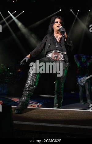 17. September 2021, Atlantic City, New Jersey, USA: Nach fast 19 Monaten Off-Stage startet Rock and Roll-Legende ALICE COOPER, 73, seine Herbst-2021-Tour im Ocean Casino Resort in Atlantic City, New Jersey. (Bild: © Jim z. Rider/ZUMA Press Wire) Stockfoto