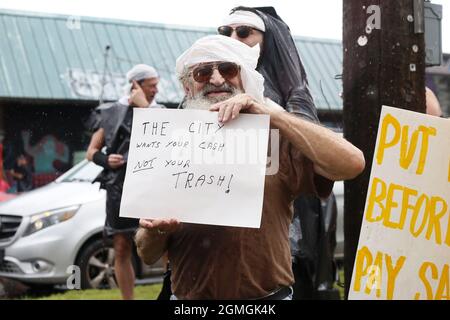 New Orleans, USA. September 2021. Ein Mann zeigt sein Schild während einer Müllparade in New Orleans, Louisiana, USA, am 18. September 2021. Hunderte von Einwohnern in New Orleans nahmen am Samstag an der Müllparade Teil, um gegen die sanitären Einrichtungen der Stadt zu protestieren. Quelle: Lan Wei/Xinhua/Alamy Live News Stockfoto