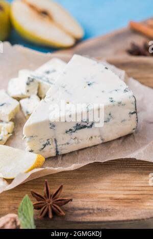 Gorgonzola Picant Italienischer Blauschimmelkäse, hergestellt aus nicht entrahmter Kuhmilch in Norditalien. Stück Blauschimmelkäse danablu, roquefort mit Birne und Stockfoto