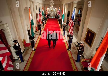 Präsident Barack Obama und Premierminister Manmohan Singh aus Indien gehen die Cross Hall entlang, während die offizielle Zeremonie zur Ankunft des Staates am 24. November 2009 im Ostsaal des Weißen Hauses beginnt. (Offizielles Foto des Weißen Hauses von Chuck Kennedy) Dieses offizielle Foto des Weißen Hauses wird nur zur Veröffentlichung durch Nachrichtenorganisationen und/oder zum persönlichen Druck durch die Betreffenden des Fotos zur Verfügung gestellt. Das Foto darf in keiner Weise manipuliert werden und darf nicht in kommerziellen oder politischen Materialien, Anzeigen, E-Mails, Produkten, Werbeaktionen verwendet werden, die in irgendeiner Weise eine Genehmigung oder en nahelegen Stockfoto