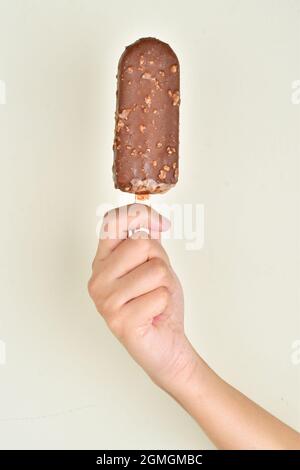 Schokoladen-Eisbar In Der Hand Stockfoto