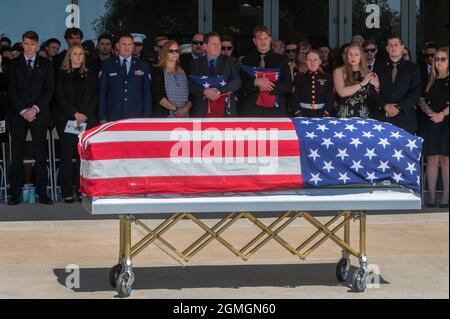 Roseville, Kalifornien, USA. September 2021. Fallen Marine Sgt. Nicole Gees Vater RICHARD HERRERA, links in der Mitte, und Ehemann JEROD GEE, rechts in der Mitte, halten Flaggen an ihrem Denkmal auf dem Abenteuer Campus der Bayside Church. Sgt. Gee verlor ihr Leben, zusammen mit 12 anderen US-Dienstmitgliedern, bei dem Bombenangriff auf den Flughafen Kabul am 26. August. (Bild: © Renee C. Byer/ZUMA Press Wire Service) Stockfoto