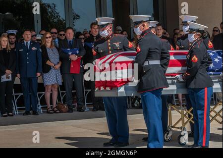 Roseville, Kalifornien, USA. September 2021. Schiffs-Sgt. Die Schatulle von Nicole Gee wird unter den wachsamen Augen ihrer Familie am Ende ihrer Gedenkstätte auf dem Adventure Campus der Bayside Church zum Leichenwagen getragen. Sgt. Gee verlor ihr Leben, zusammen mit 12 anderen US-Dienstmitgliedern, bei dem Bombenangriff auf den Flughafen Kabul am 26. August. (Bild: © Renee C. Byer/ZUMA Press Wire Service) Stockfoto