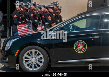 Roseville, Kalifornien, USA. September 2021. Ein Leichenwagen, der die Schatulle von Marine Sgt trägt. Nicole Gee verlässt den Adventure Campus der Bayside Church nach ihrer Gedenkfeier. Sgt. Gee verlor ihr Leben, zusammen mit 12 anderen US-Dienstmitgliedern, bei dem Bombenangriff auf den Flughafen Kabul am 26. August. (Bild: © Renee C. Byer/ZUMA Press Wire Service) Stockfoto